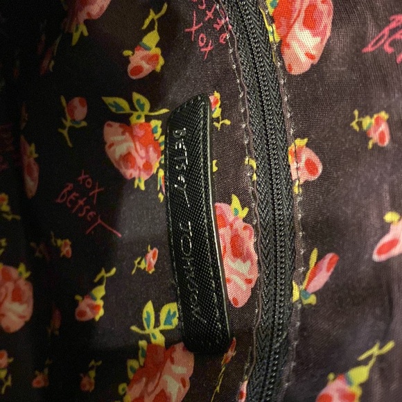 Betsy Johnson black cross body purse - Picture 5 of 11